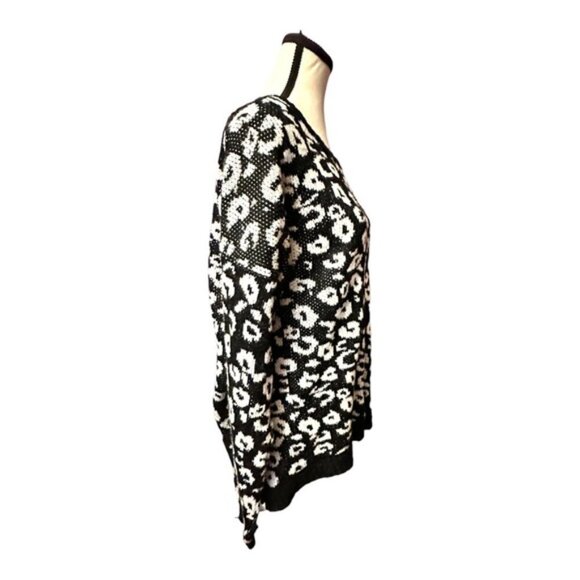 Women’s F21 Forever 21 Medium Black & White Cheetah Knit Sweater - Picture 7 of 9